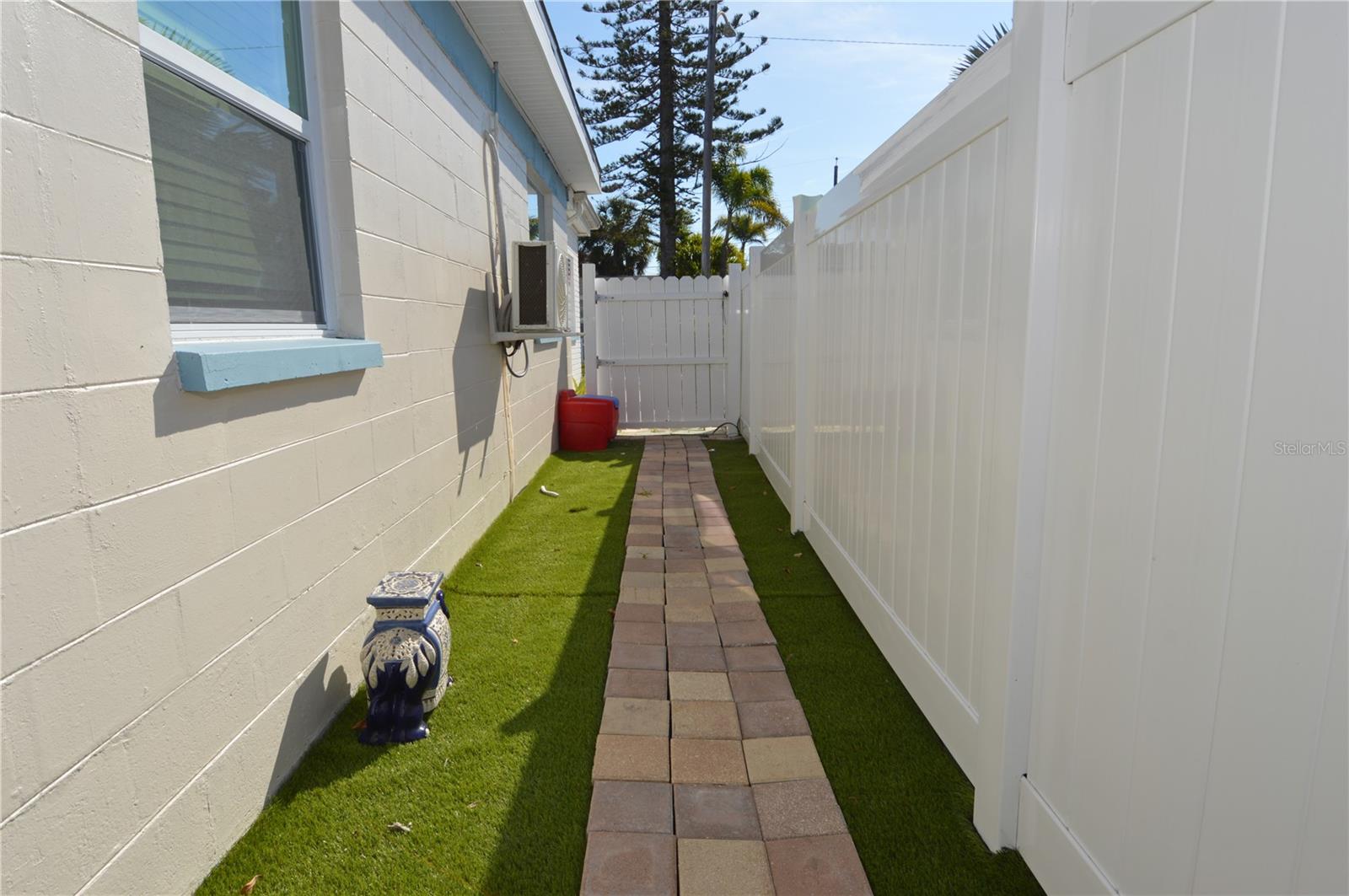 SUNNY SHORES - Residential Lease