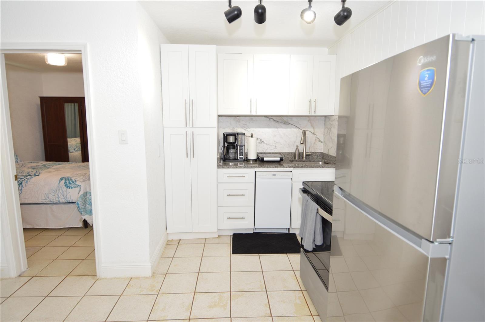 SUNNY SHORES - Residential Lease