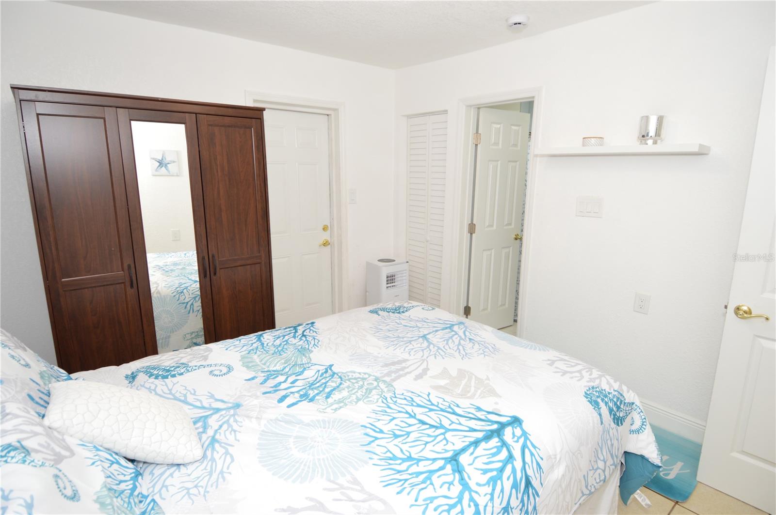 SUNNY SHORES - Residential Lease