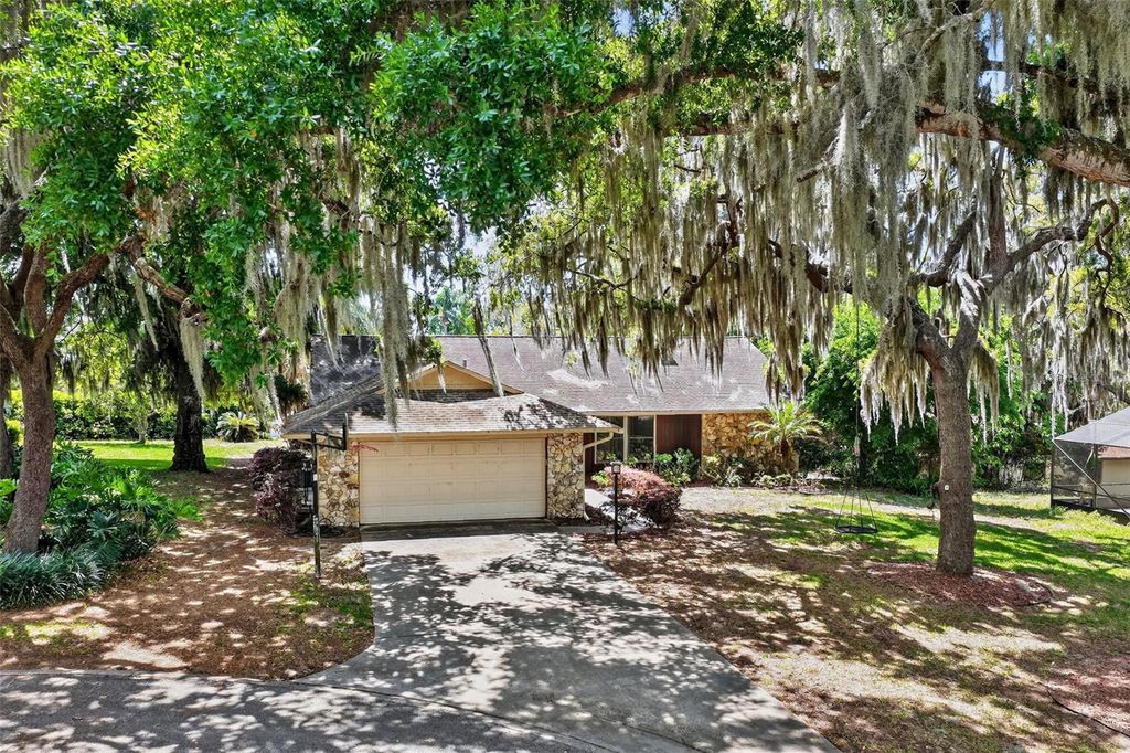 Photo of 50 W Court Drive, Eustis, FL 32726 (MLS # G5109203)