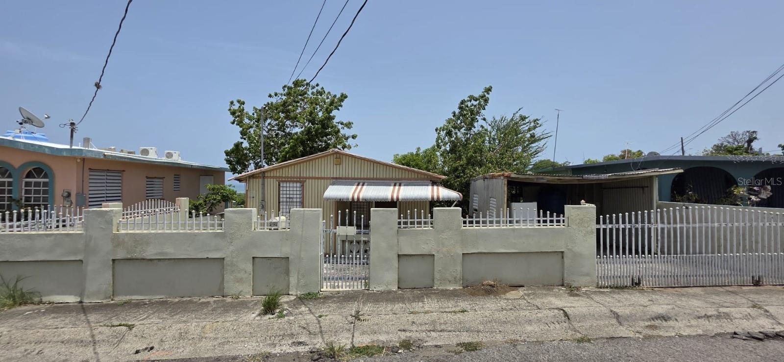 Property in El Tuque in Ponce, PR,. Great opportunity to fix main house or new construction in a spacious lot.