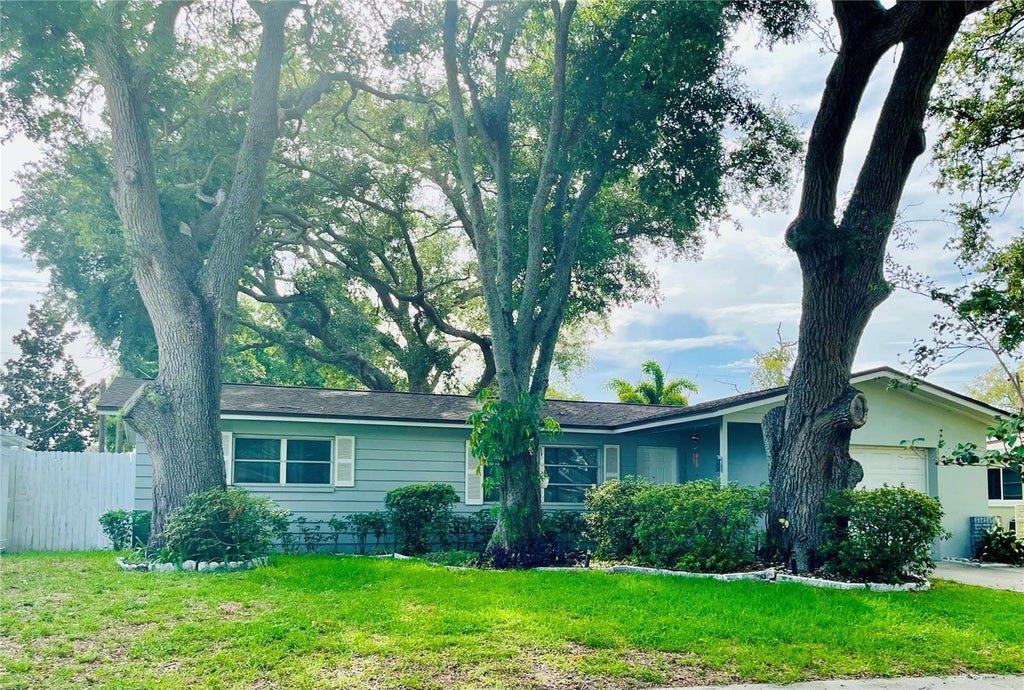 Photo of 528 E Lake Drive, Largo, FL 33771 (MLS # TB8520348)