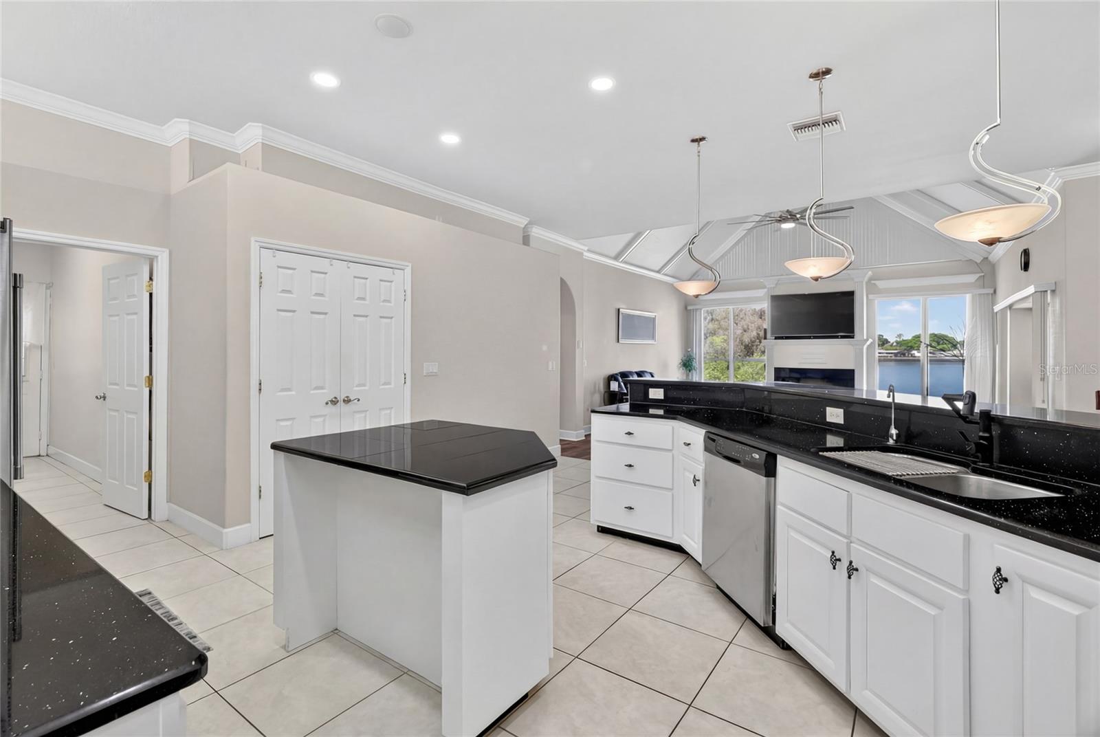 WATERS LAKE MARIAM - Residential