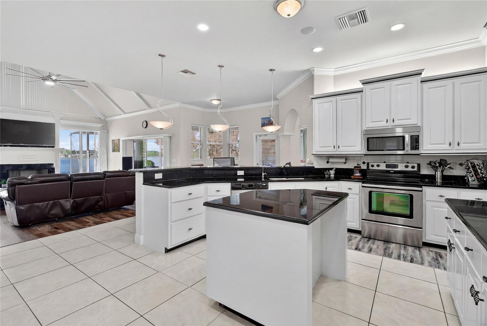 WATERS LAKE MARIAM - Residential