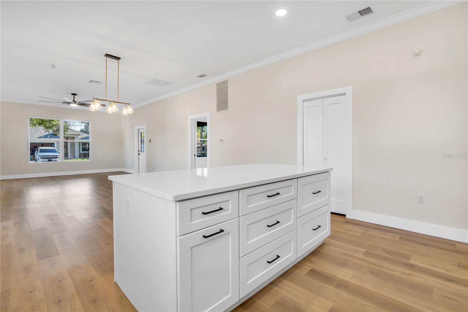 1807 W CLUSTER AVENUE