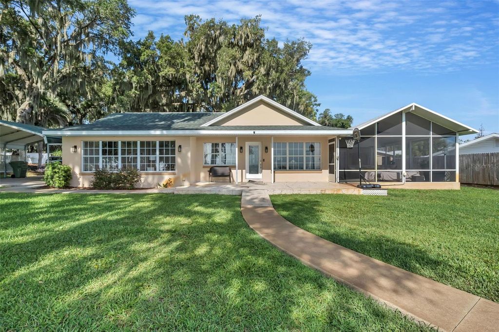 Photo of 606 N Shore Drive, Leesburg, FL 34748 (MLS # G5115395)