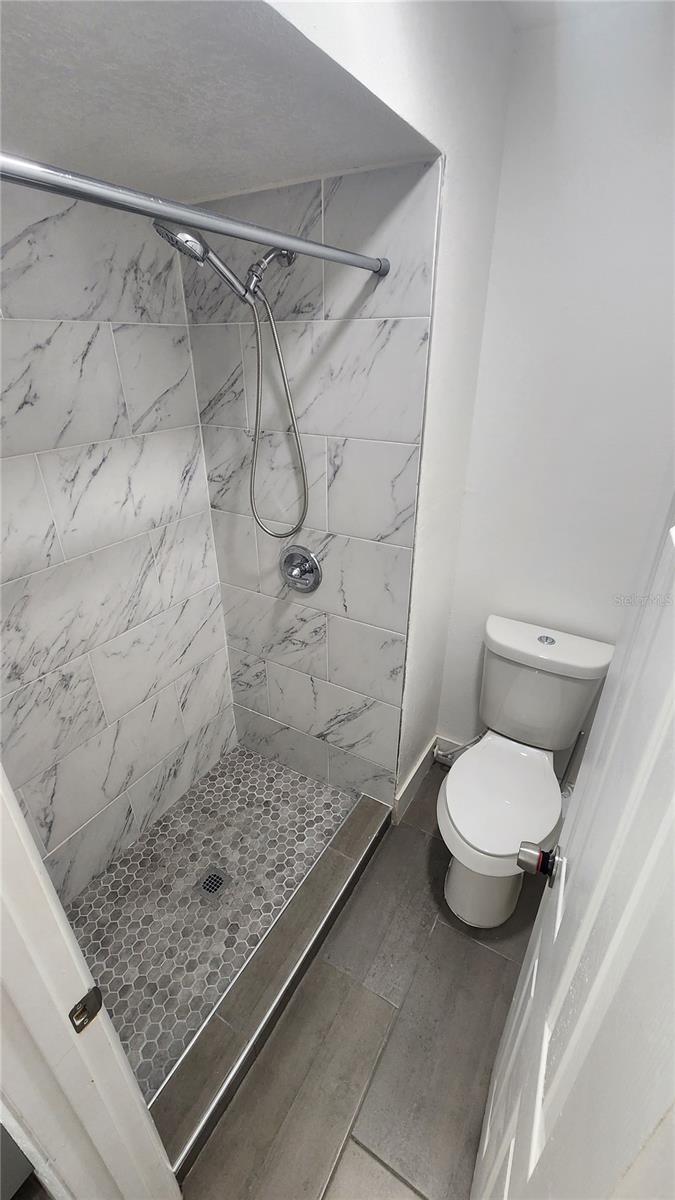 WHISPER LAKES - Residential