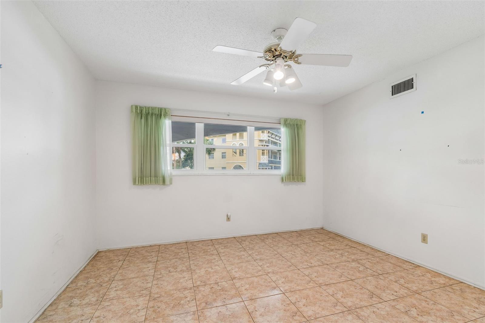 ON TOP OF THE WORLD - Residential