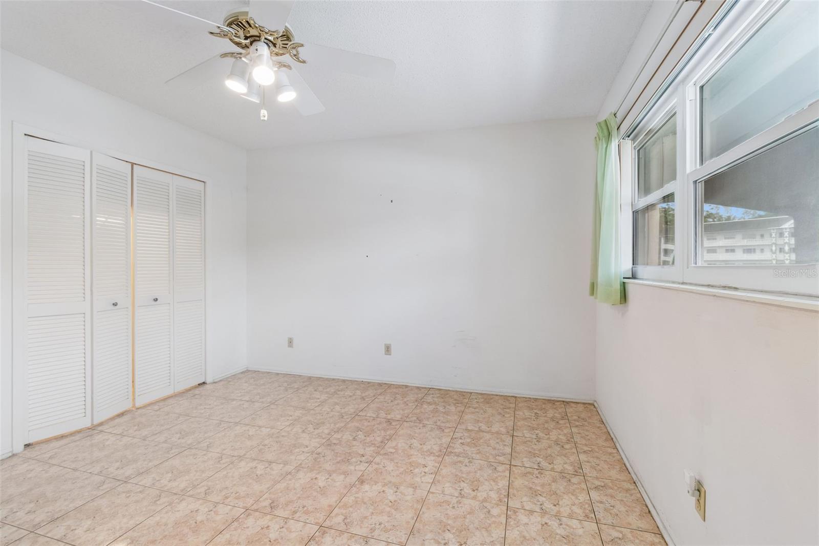 ON TOP OF THE WORLD - Residential