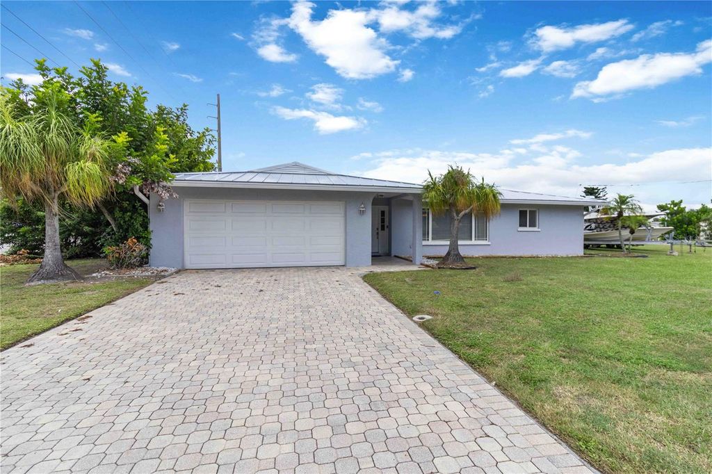 Photo of 800 E 4th Street, Englewood, FL 34223 (MLS # A4663641)