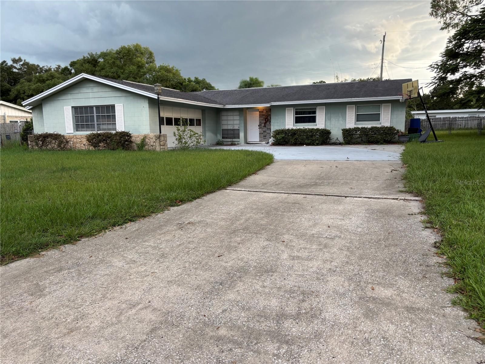 186 LAKESIDE DRIVE