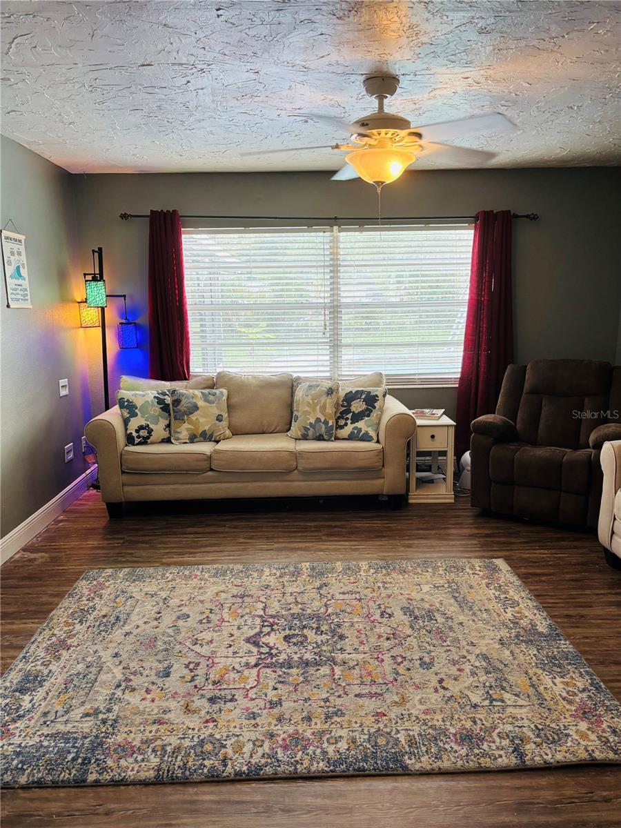 186 LAKESIDE DRIVE