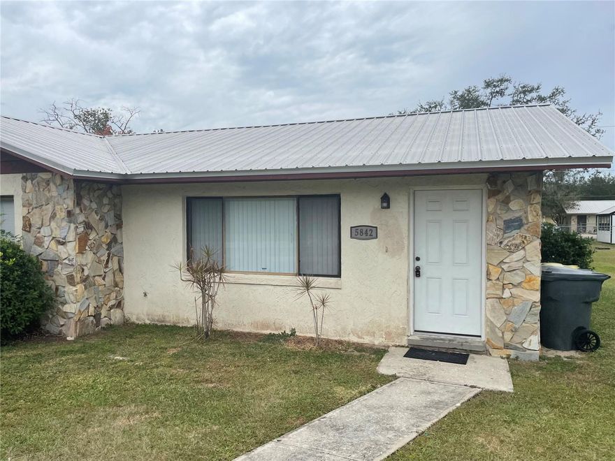 2 bedroom/1 bath duplex in North Lakeland In the Lake Gibson School district.  Eating space in kitchen.  Inside laundry area and an attached storage room on back of duplex.
