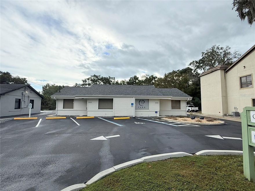 Affinity Realty is pleased to present this exceptional office space for lease at 2022 E Robinson St, Orlando, FL 32803. This property has undergone a recent renovation, offering a turn-key professional environment. A major advantage is that the tenant will NOT be subject to any NNN (Triple Net) or CAM (Common Area Maintenance) fees. A key feature is the abundant on-site parking, which provides significant convenience for both staff and clientele. The strategic location ensures ease of access to Downtown Orlando and to the region's main arteries, including SR 408 and I-4. Visibility is optimized through the presence of dedicated monument signage.