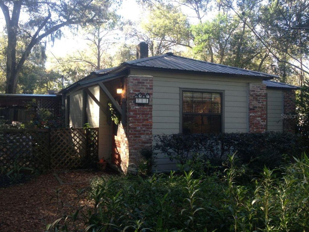 Photo of 711 NW 34th Place, Gainesville, FL 32609 (MLS # GC539759)