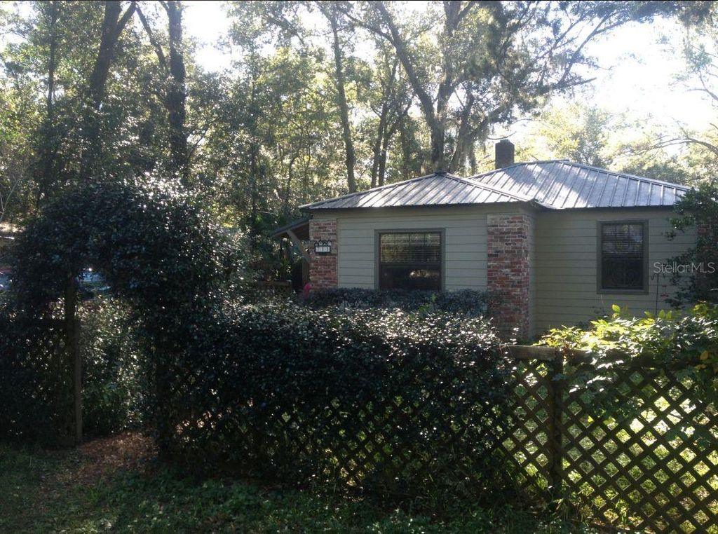 Photo of 711 NW 34th Place, Gainesville, FL 32609 (MLS # GC539759)