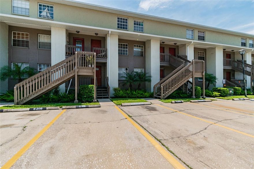 Very well maintained 2 bedrooms, 1.5 bath, two-story townhome in South Tampa. The combination of laminate on the ground floor and carpet upstairs mixed with the neutral color of the walls make you feel cozy and invite you to stay home. The outside balcony is good for relaxing while drinking your morning coffee surrounded by mature landscaping and old trees. This community also features a recreational pool and club house. You should not miss the opportunity to live in one of the fastest growing areas on the south side of Tampa where half million dollar condominiums, an exclusive yacht club, and marina are under construction at walking distance from this unit. It is also conveniently located near the new expressway that will connect Tampa with Saint Petersburg which is coming soon.