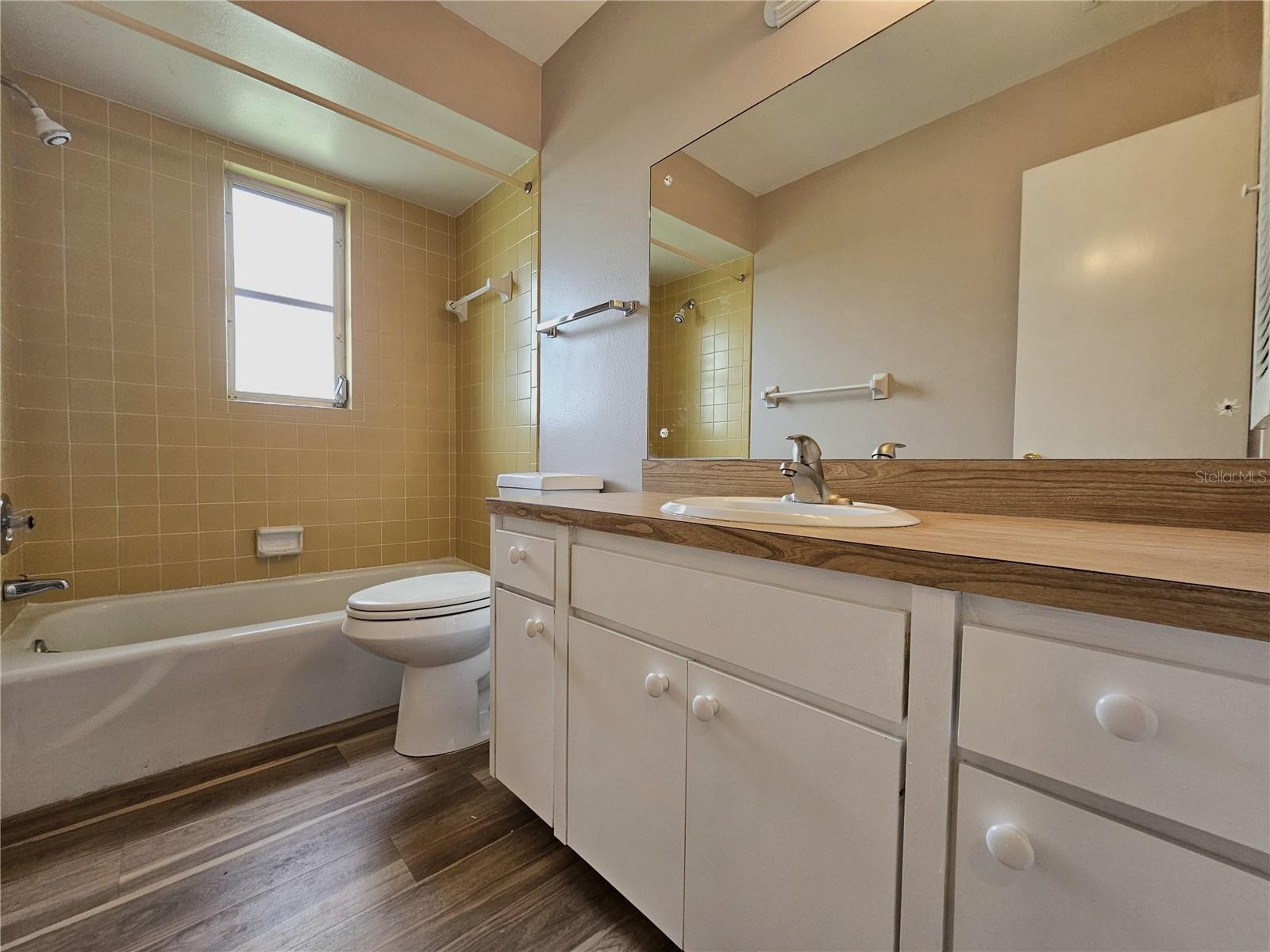 VILLAGE GREEN OF BRADENTON SEC 3 - Residential