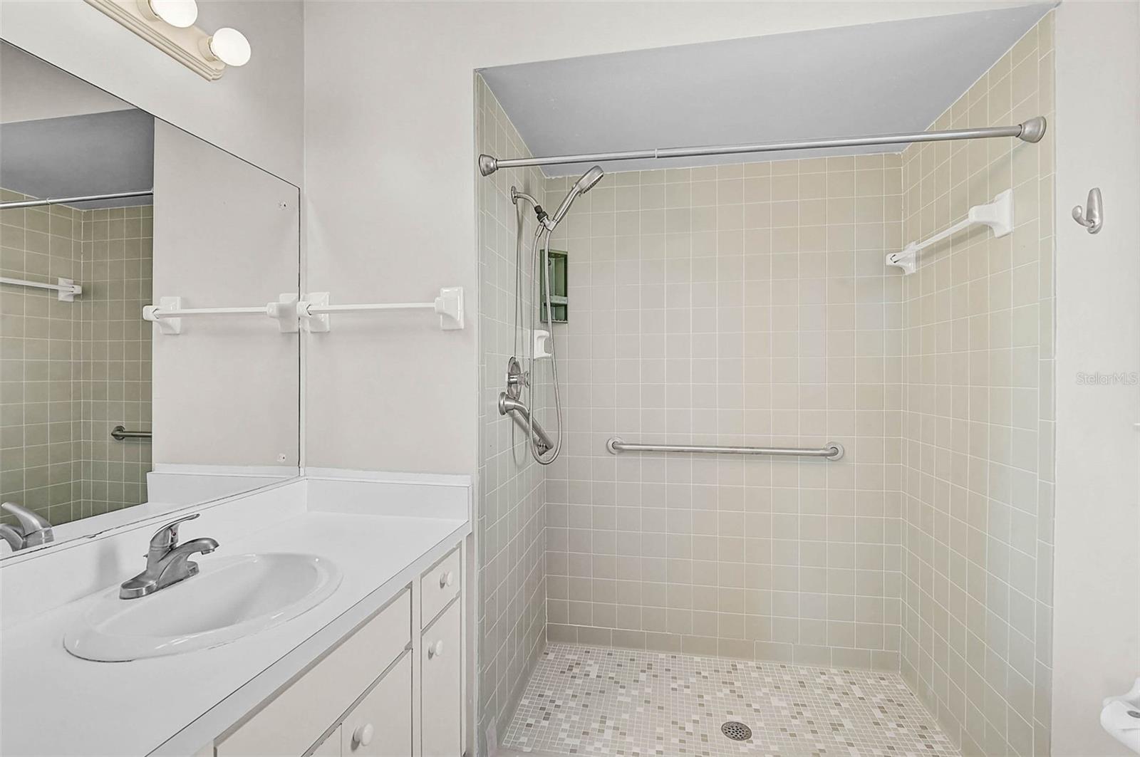 VILLAGE GREEN OF BRADENTON SEC 3 - Residential