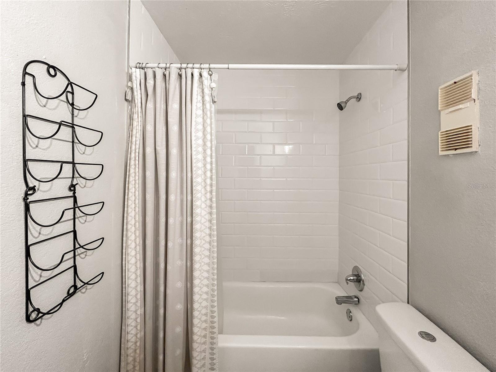 WHISPERING OAKS - Residential