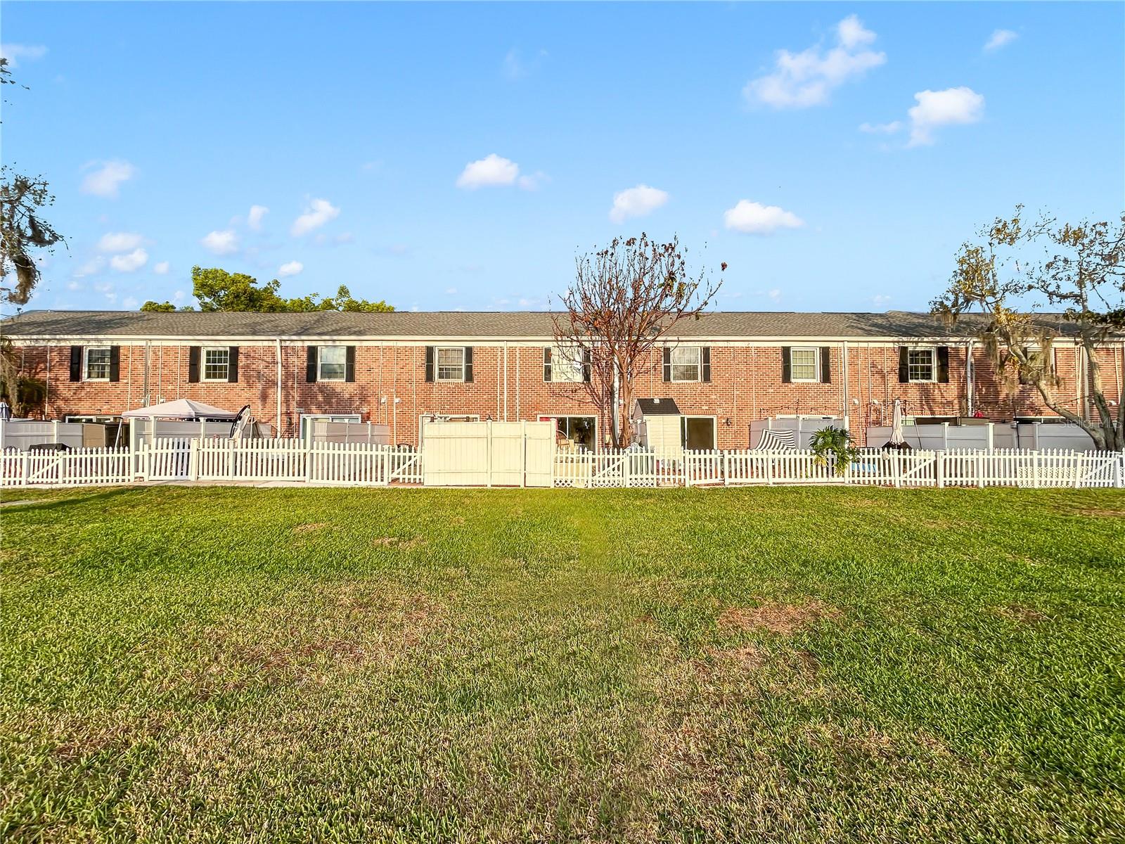 WHISPERING OAKS - Residential