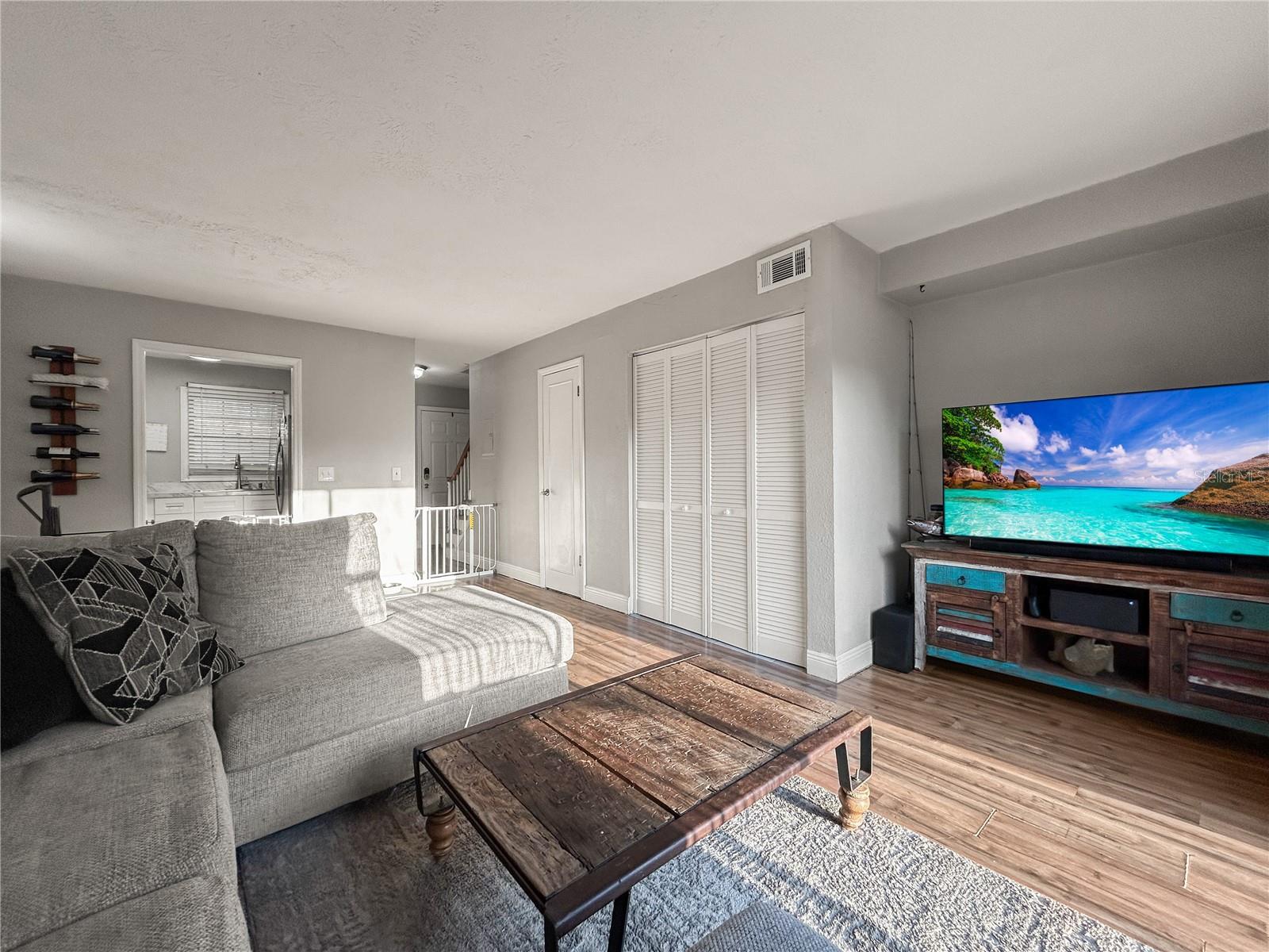 WHISPERING OAKS - Residential