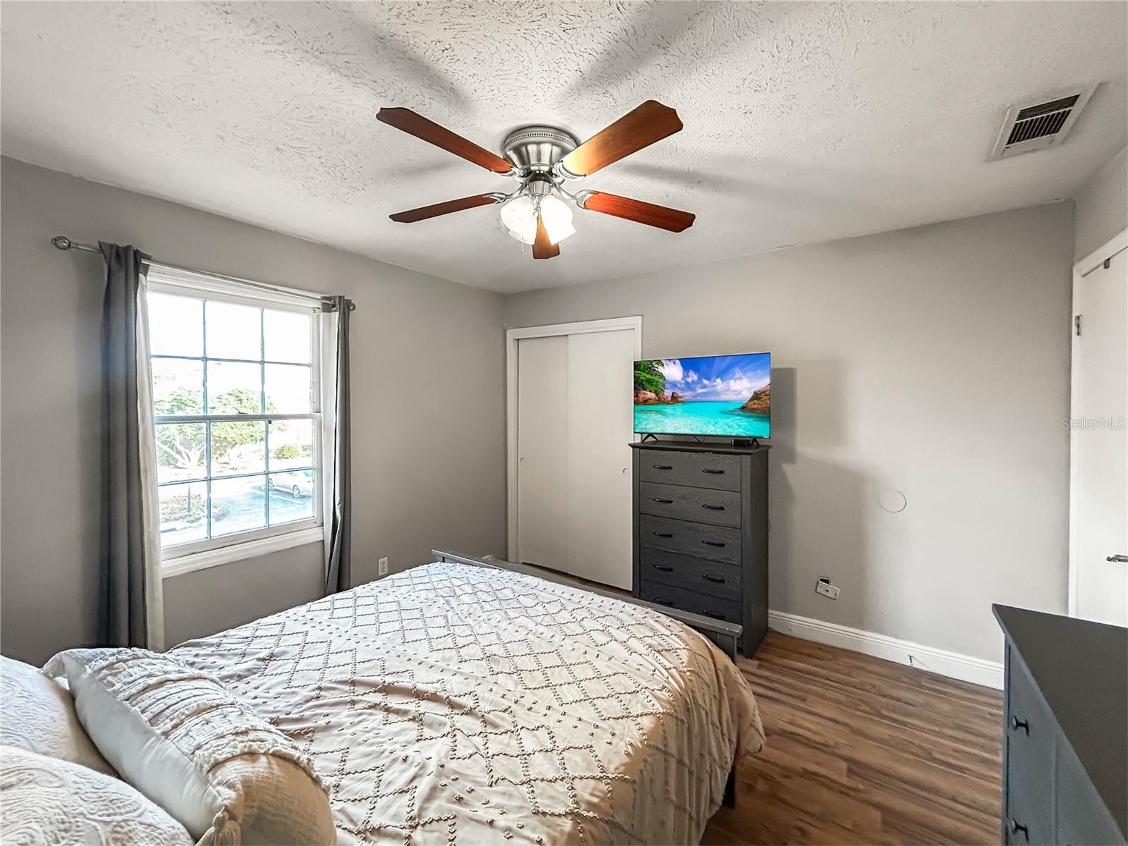 WHISPERING OAKS - Residential