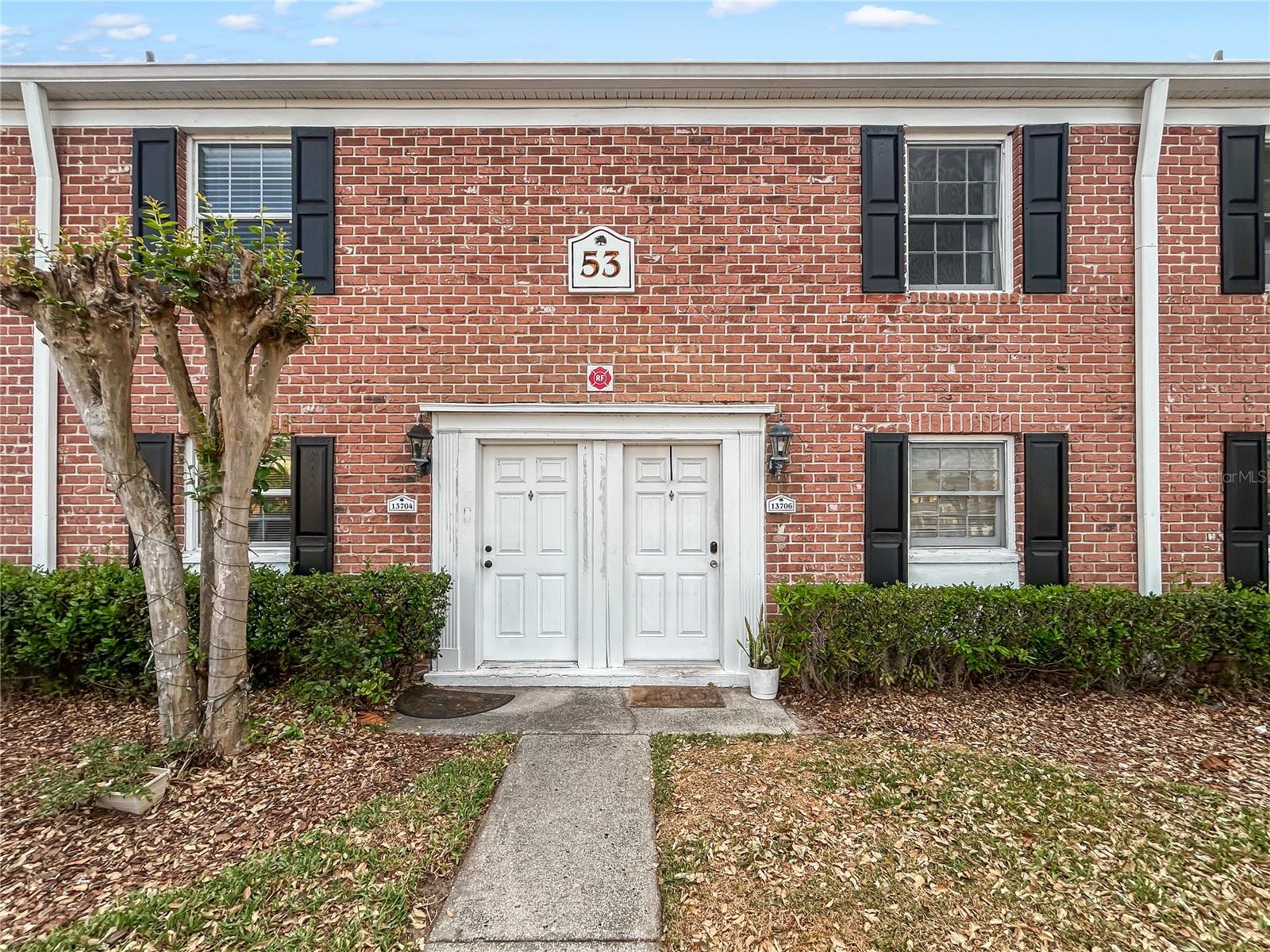 WHISPERING OAKS - Residential