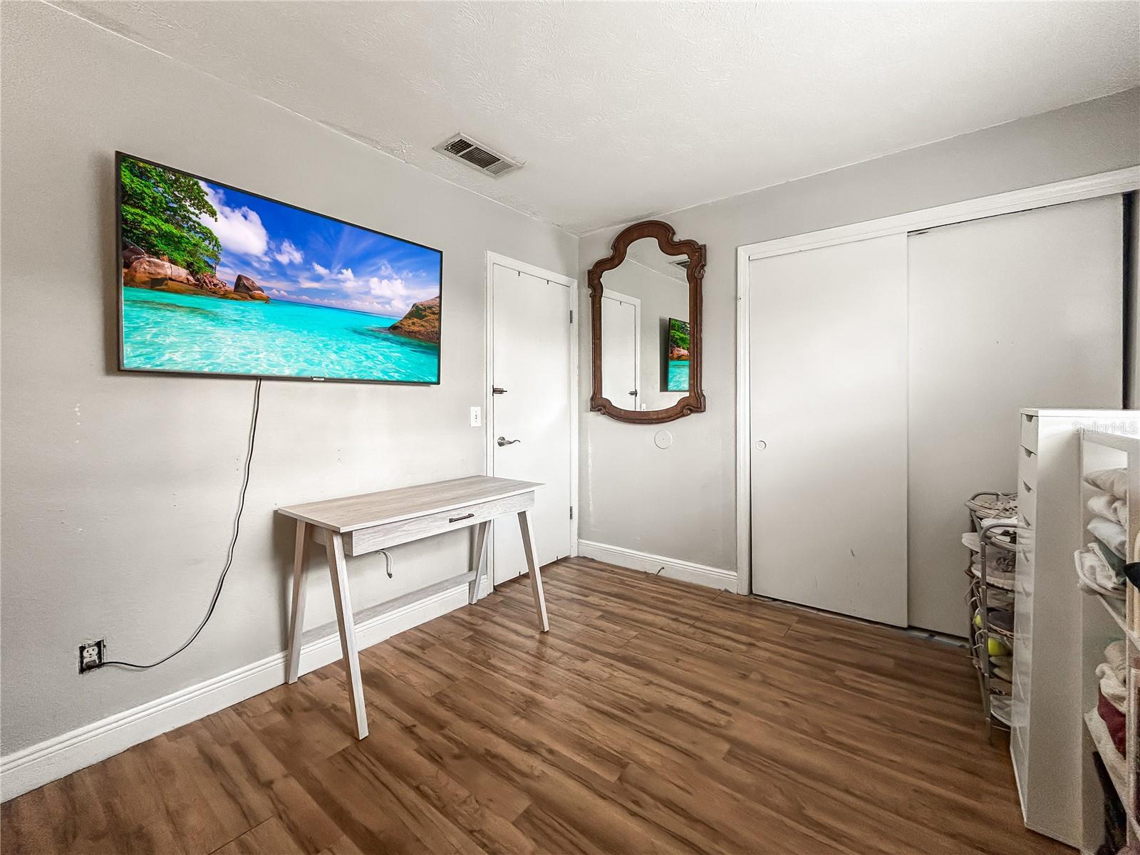 WHISPERING OAKS - Residential