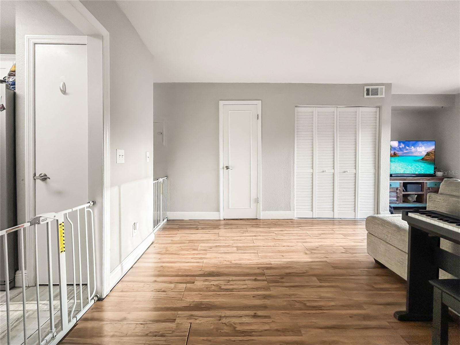 WHISPERING OAKS - Residential