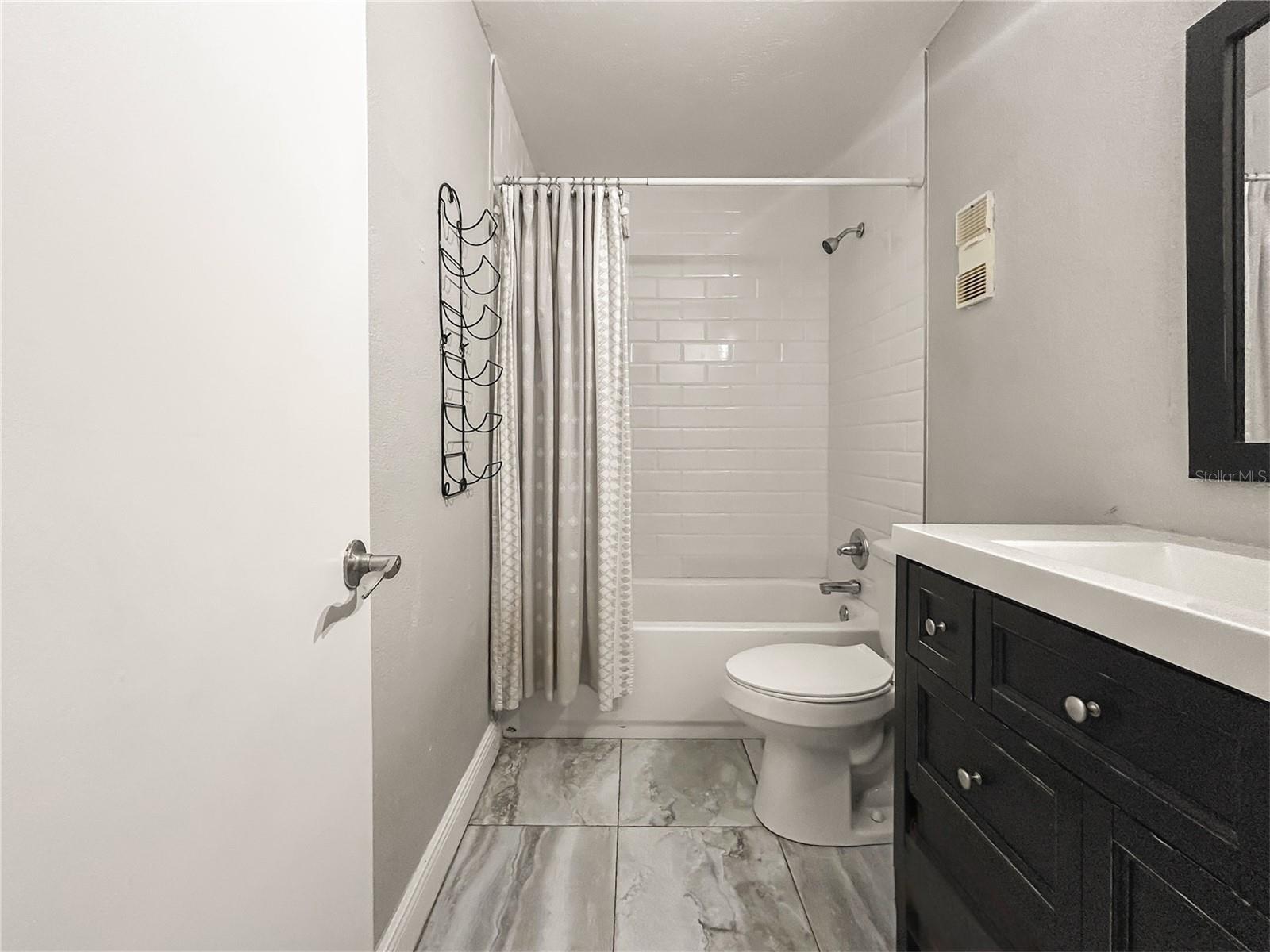 WHISPERING OAKS - Residential