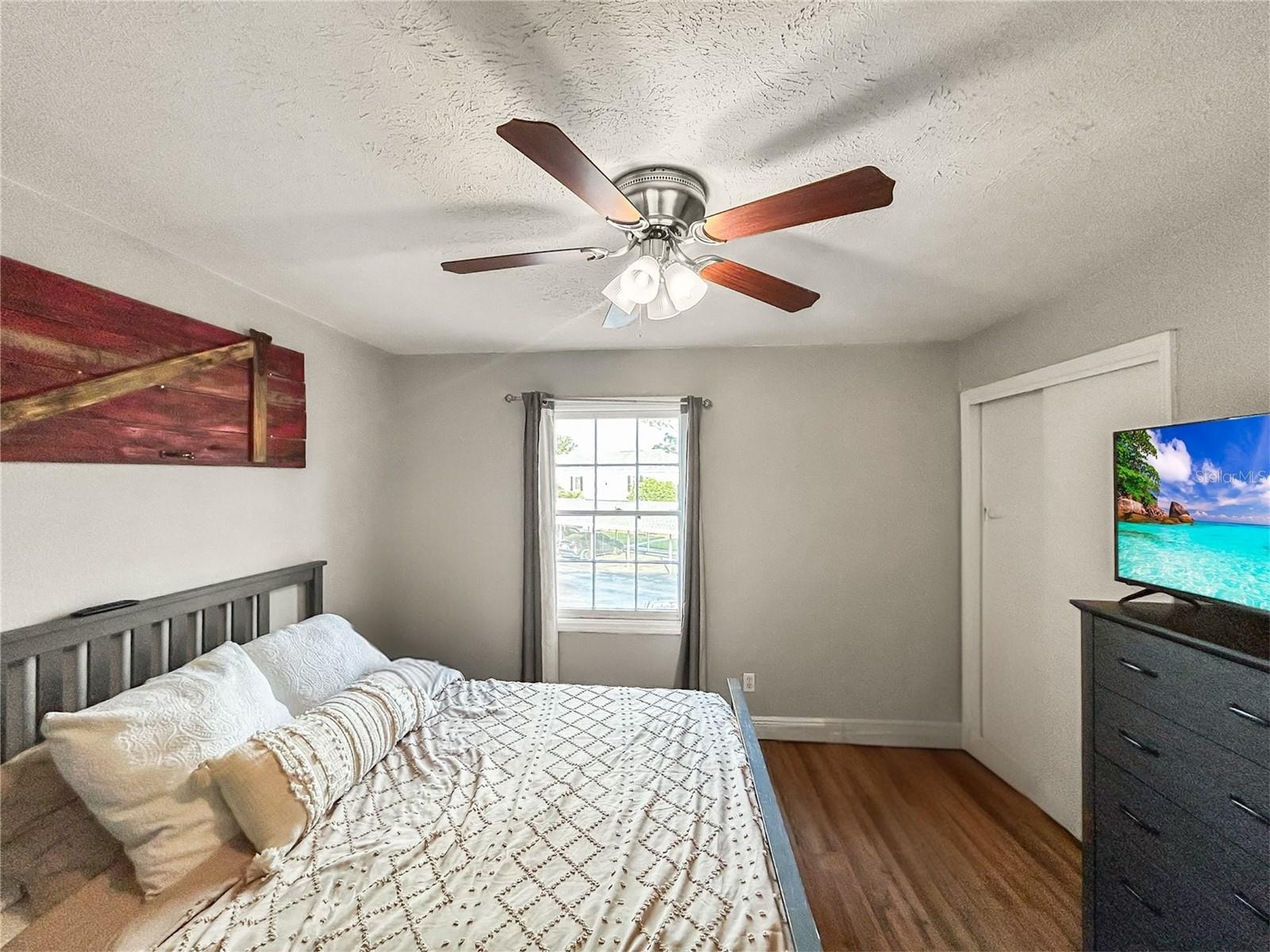 WHISPERING OAKS - Residential