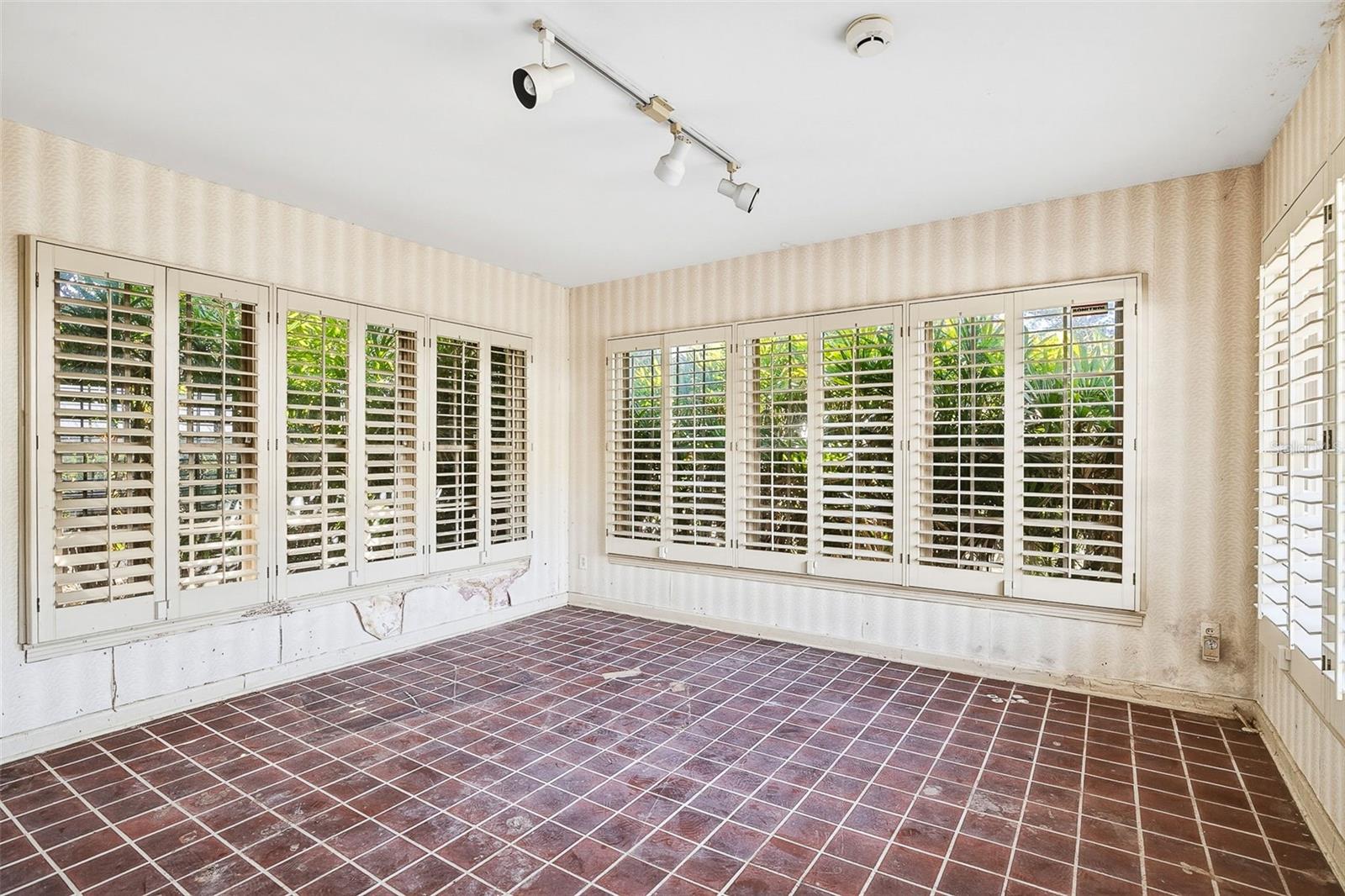 SAPPHIRE SHORES - Residential