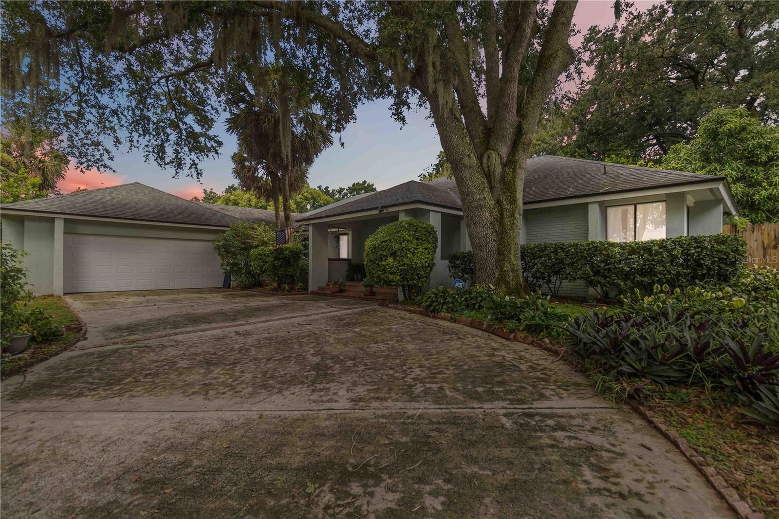 939 VERSAILLES CIRCLE