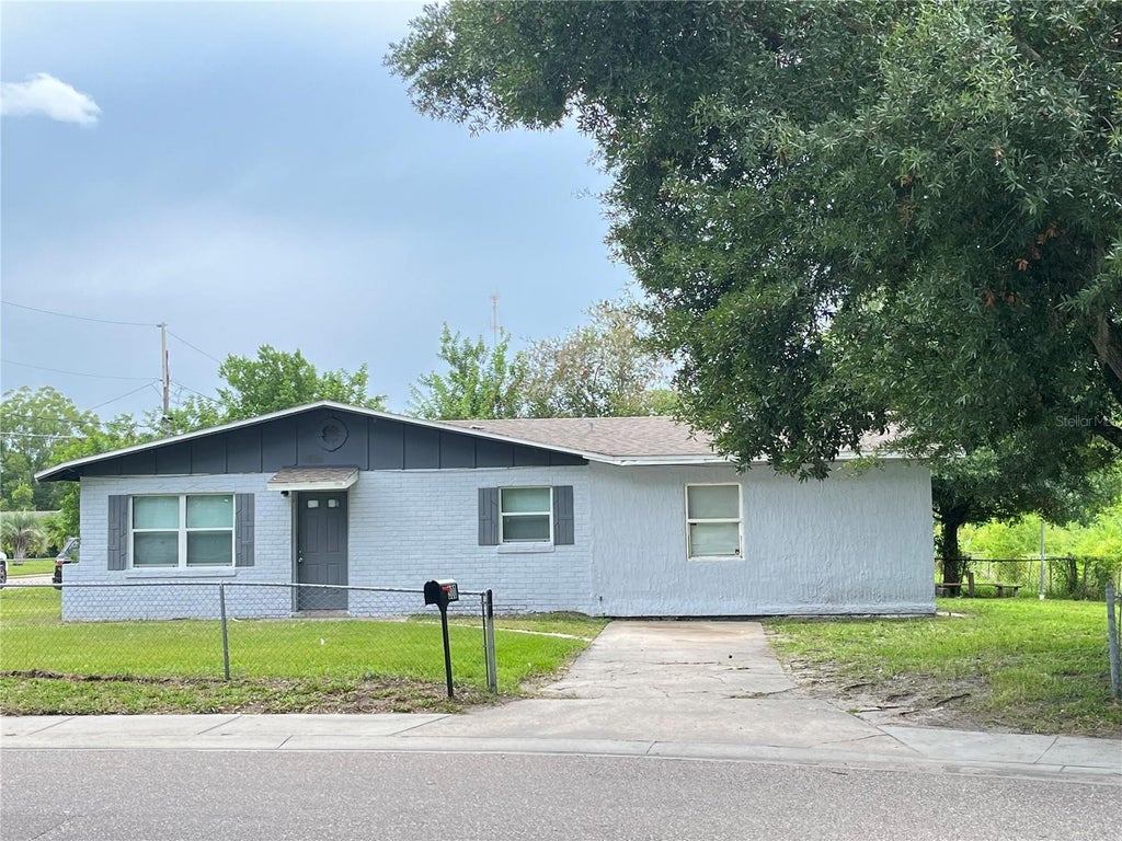 Photo of 300 Campus View Drive, Orlando, FL 32810 (MLS # O6443521)