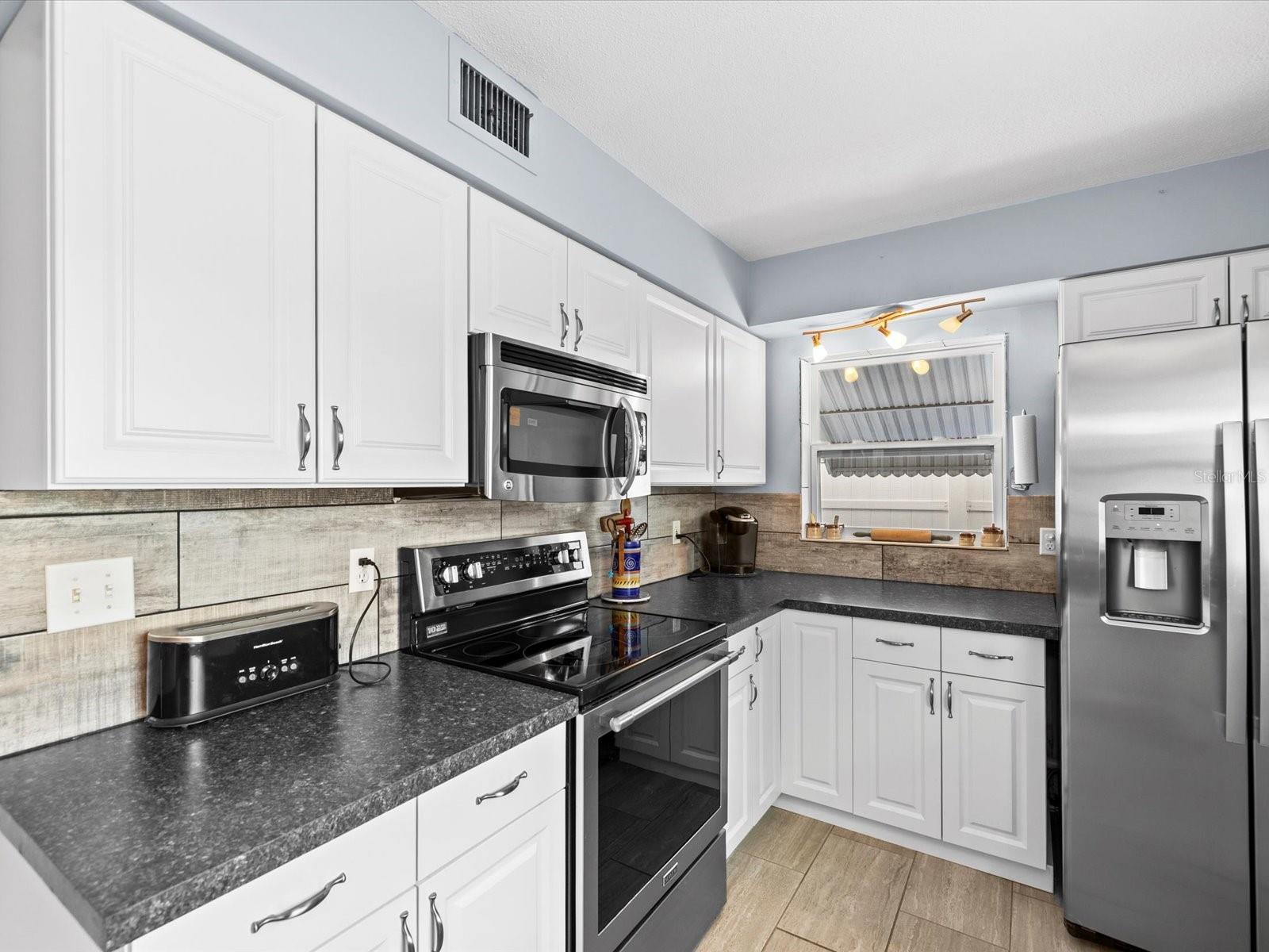 COUNTRY ESTATES - Residential