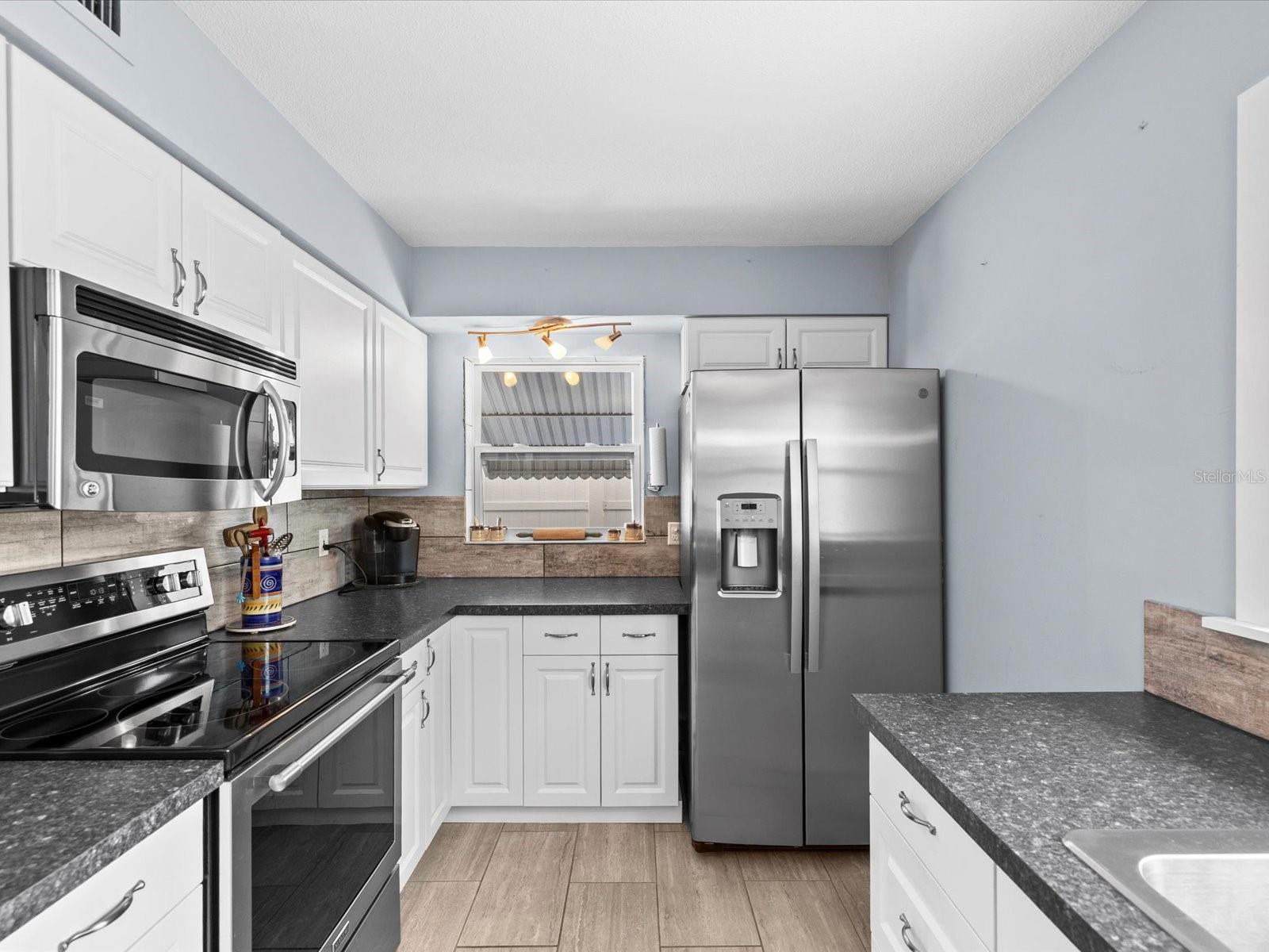 COUNTRY ESTATES - Residential