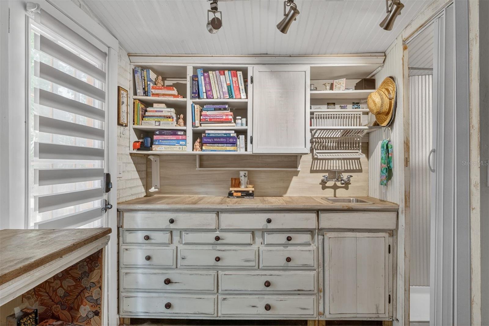 DAYS SUB MRS E L PT OF S 1/2 BRUSH CIRCLE - Residential