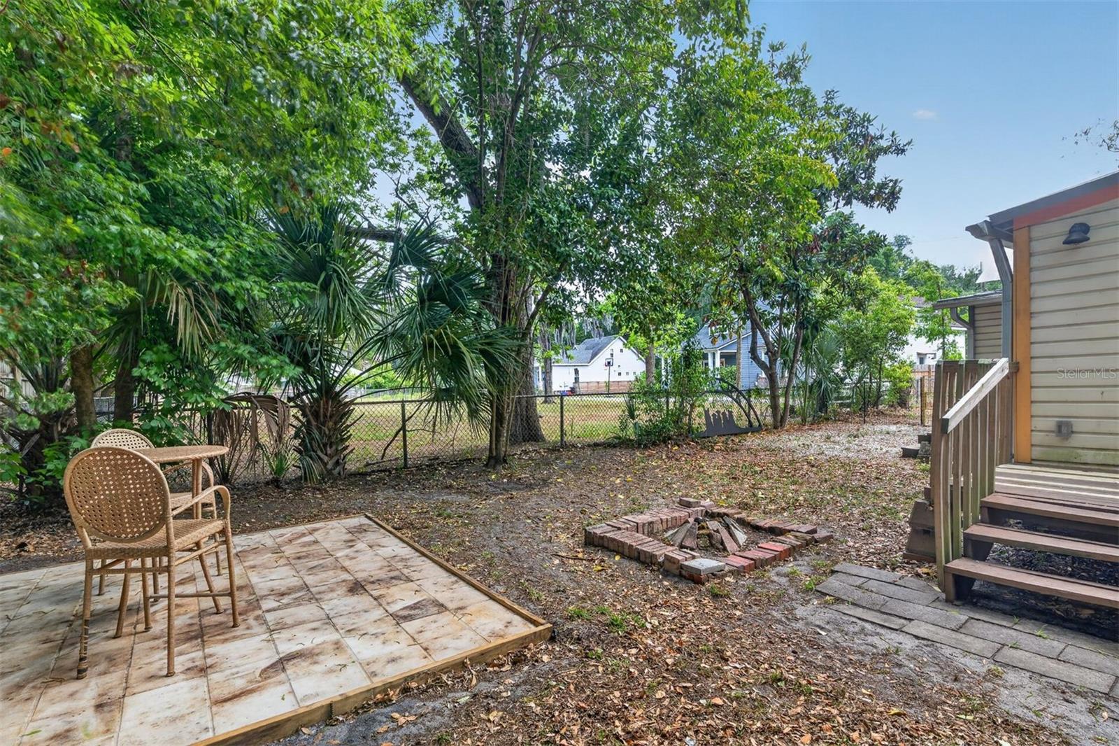 DAYS SUB MRS E L PT OF S 1/2 BRUSH CIRCLE - Residential