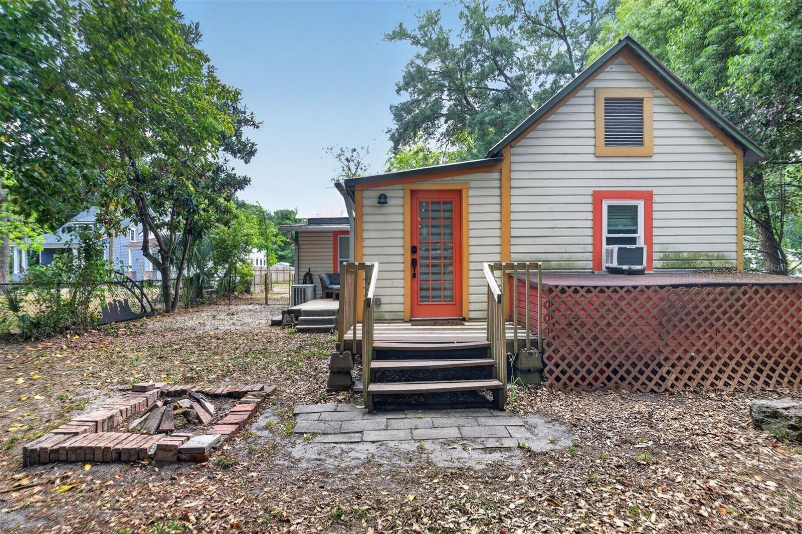 DAYS SUB MRS E L PT OF S 1/2 BRUSH CIRCLE - Residential