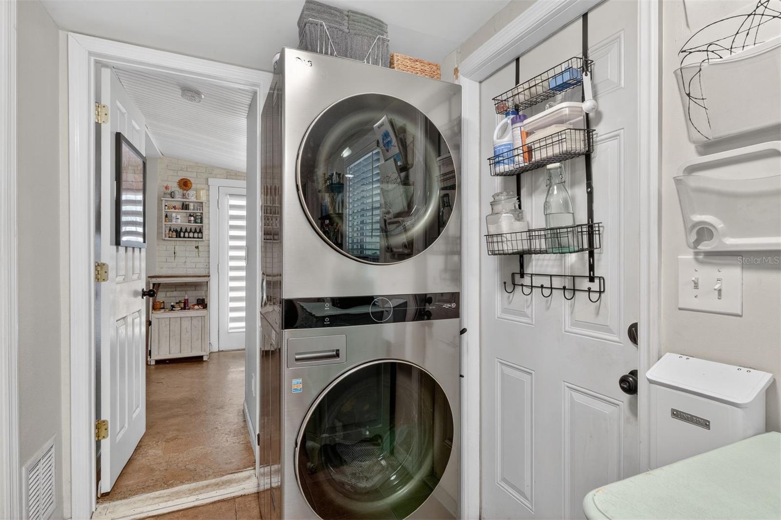 DAYS SUB MRS E L PT OF S 1/2 BRUSH CIRCLE - Residential