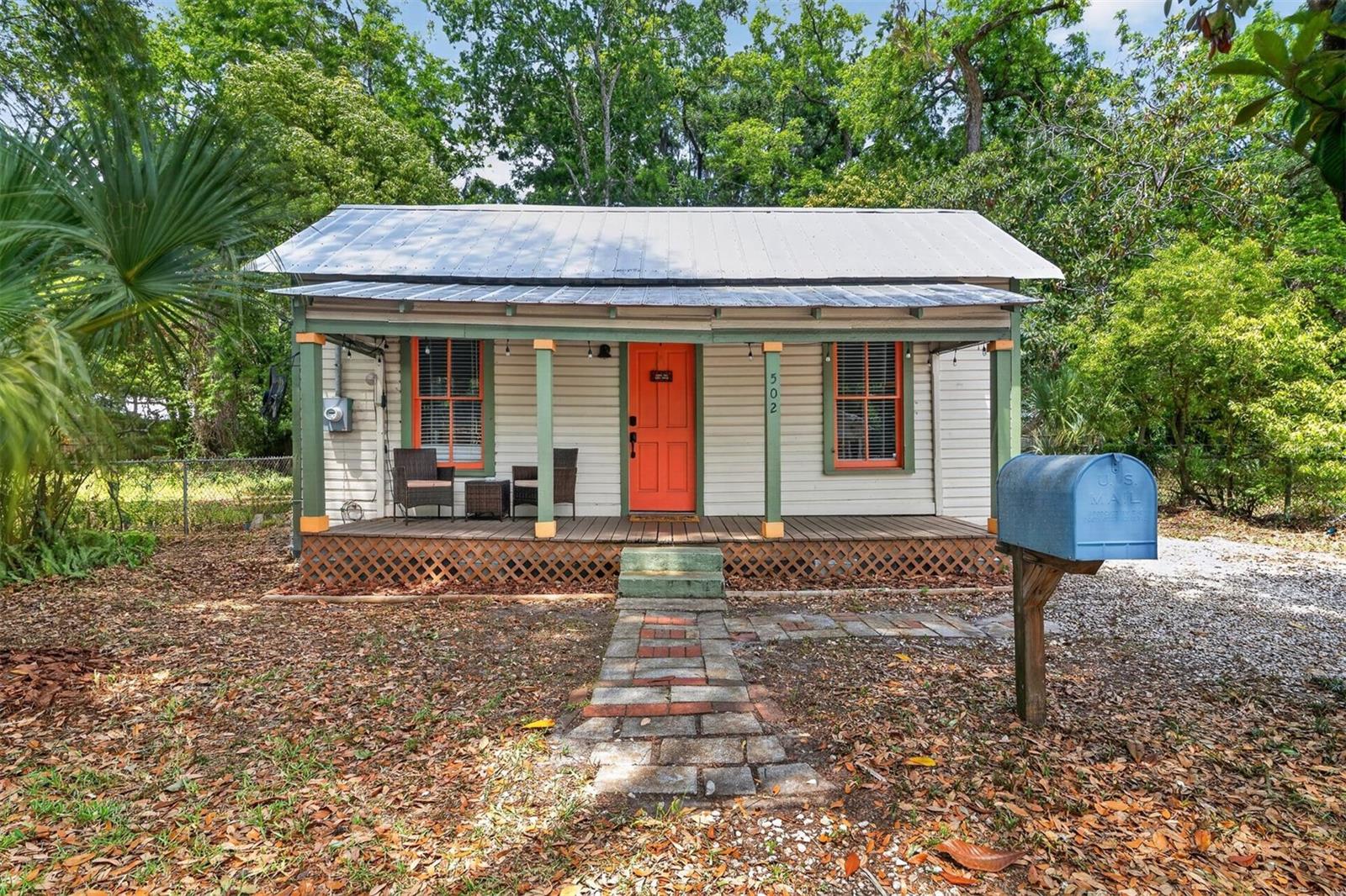 DAYS SUB MRS E L PT OF S 1/2 BRUSH CIRCLE - Residential