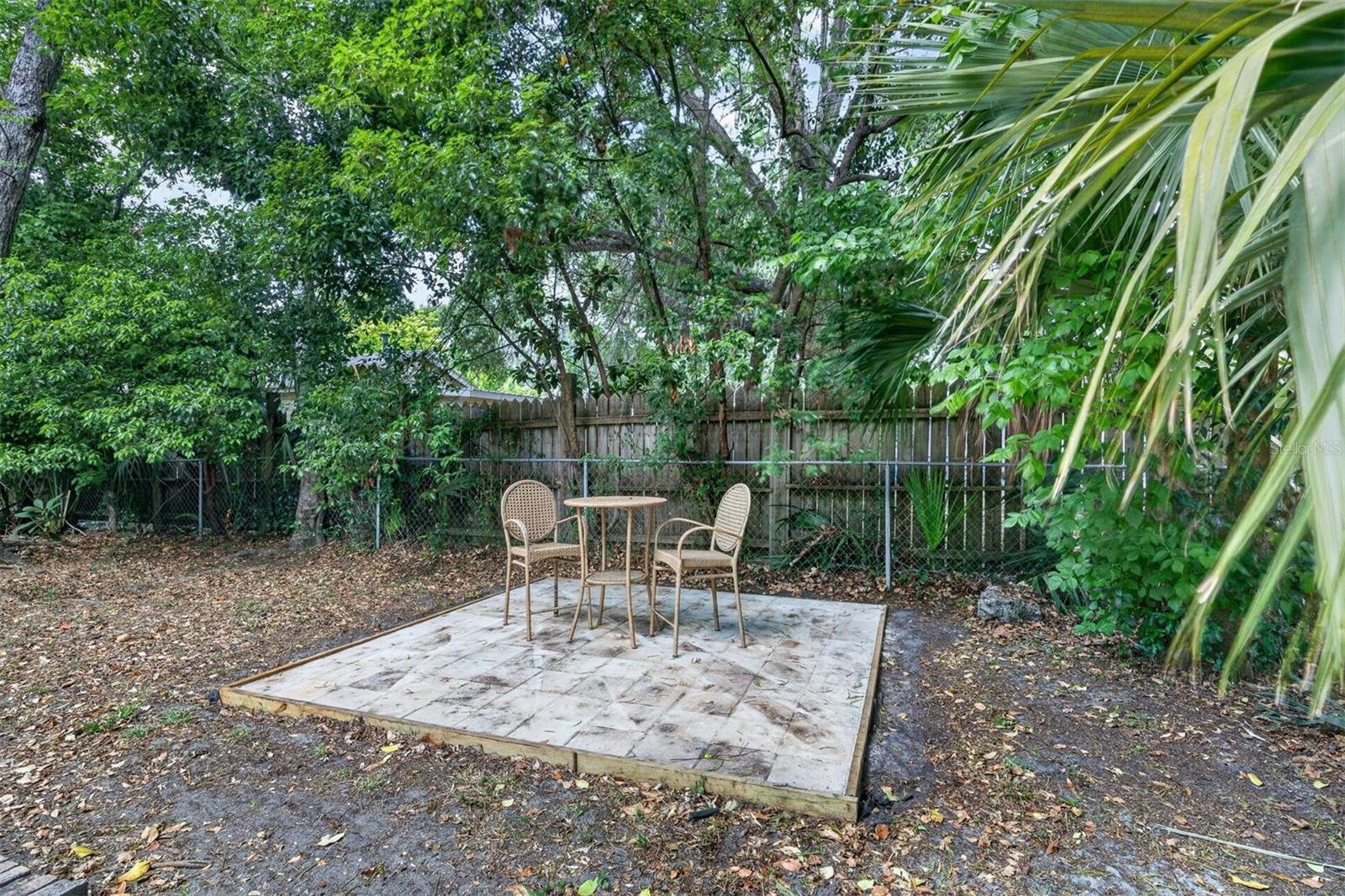 DAYS SUB MRS E L PT OF S 1/2 BRUSH CIRCLE - Residential