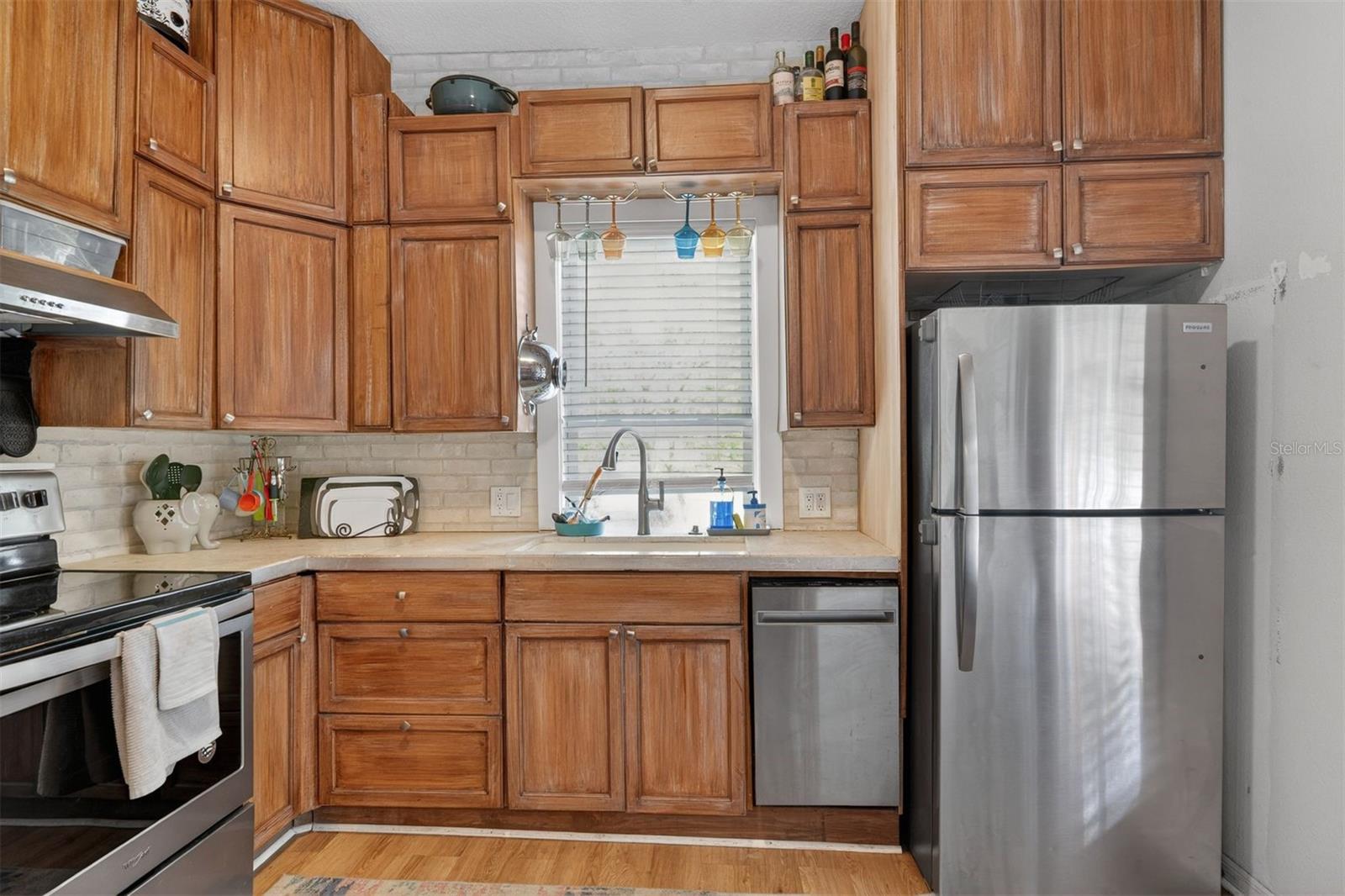 DAYS SUB MRS E L PT OF S 1/2 BRUSH CIRCLE - Residential