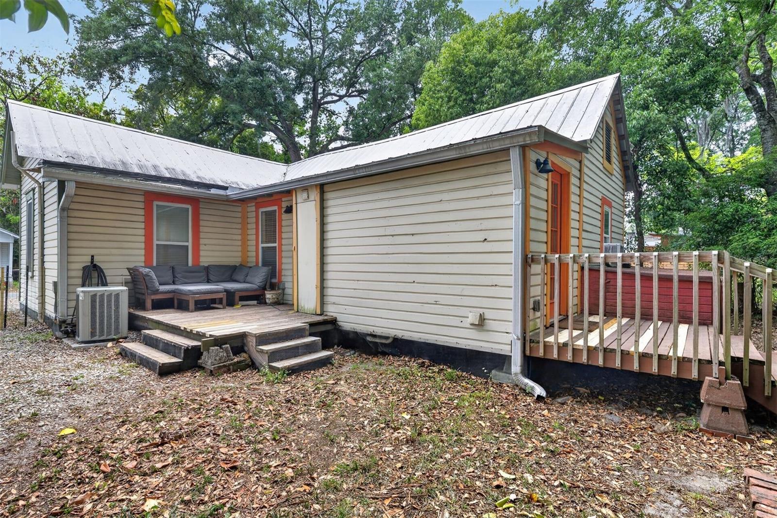 DAYS SUB MRS E L PT OF S 1/2 BRUSH CIRCLE - Residential