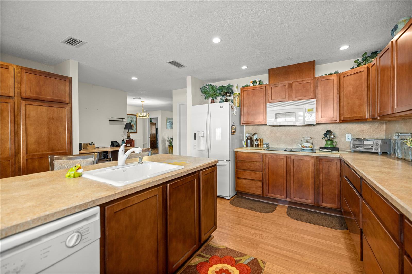 CIRCLE SQUARE WOODS Y - Residential