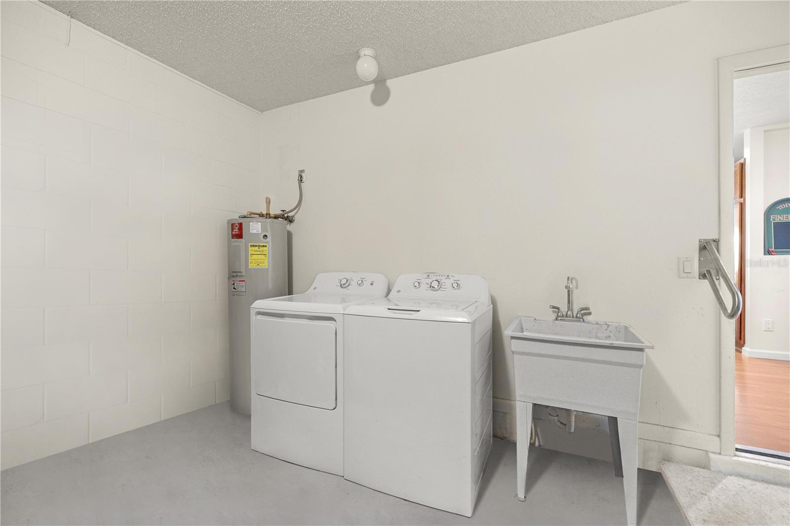 CIRCLE SQUARE WOODS Y - Residential