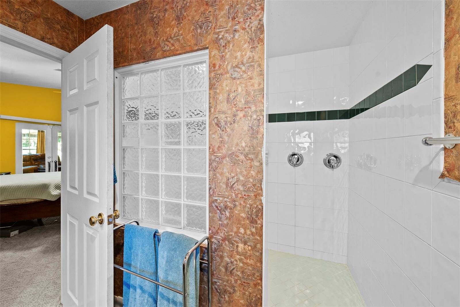 HENDRY MANOR - Residential