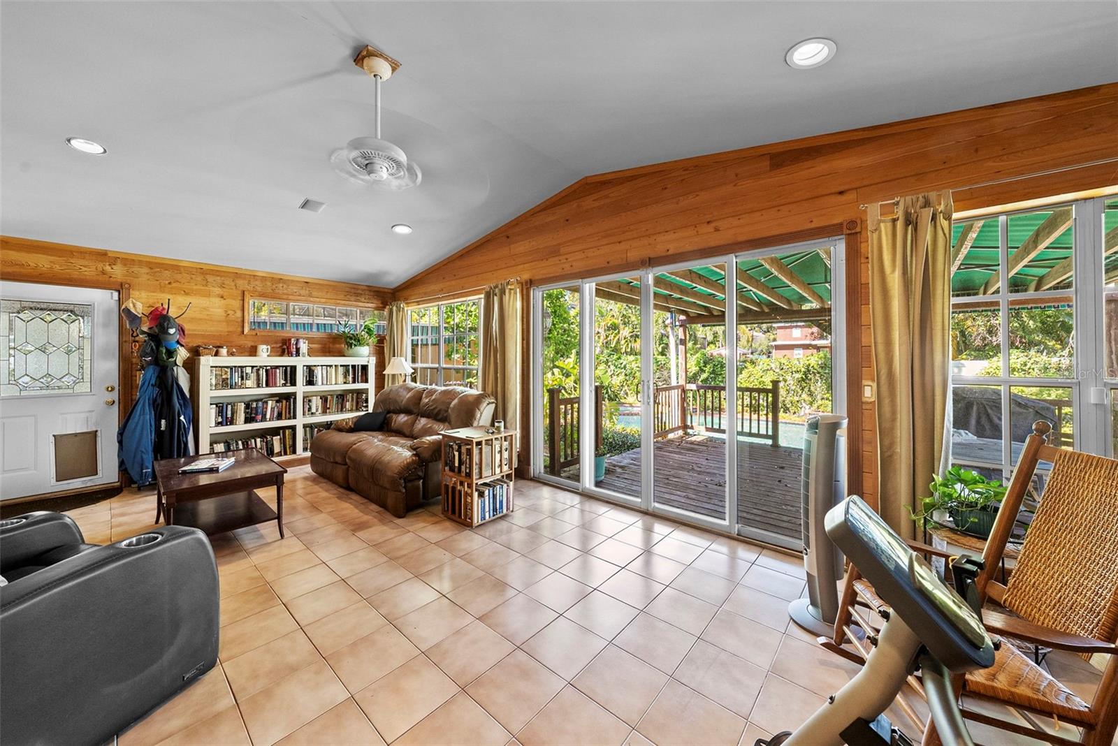 HENDRY MANOR - Residential