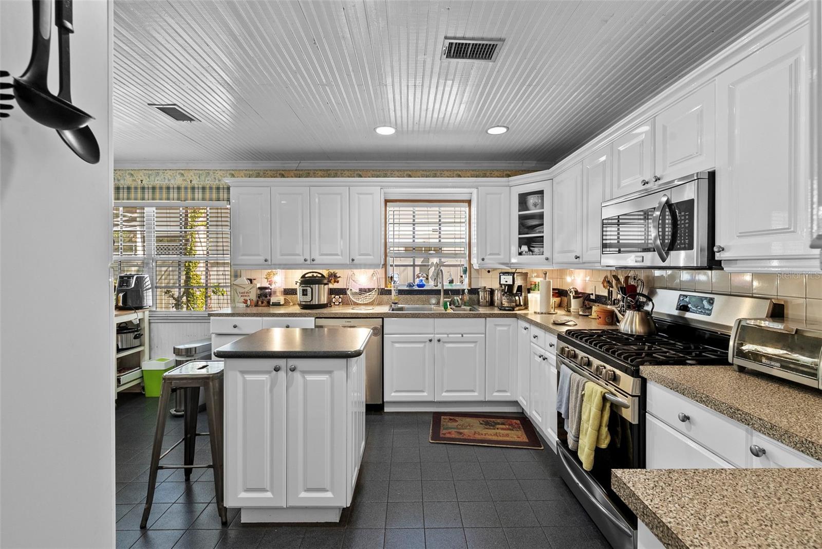HENDRY MANOR - Residential